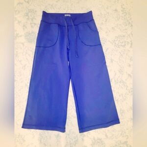 Lululemon Still crop hero blue pant size S or 6